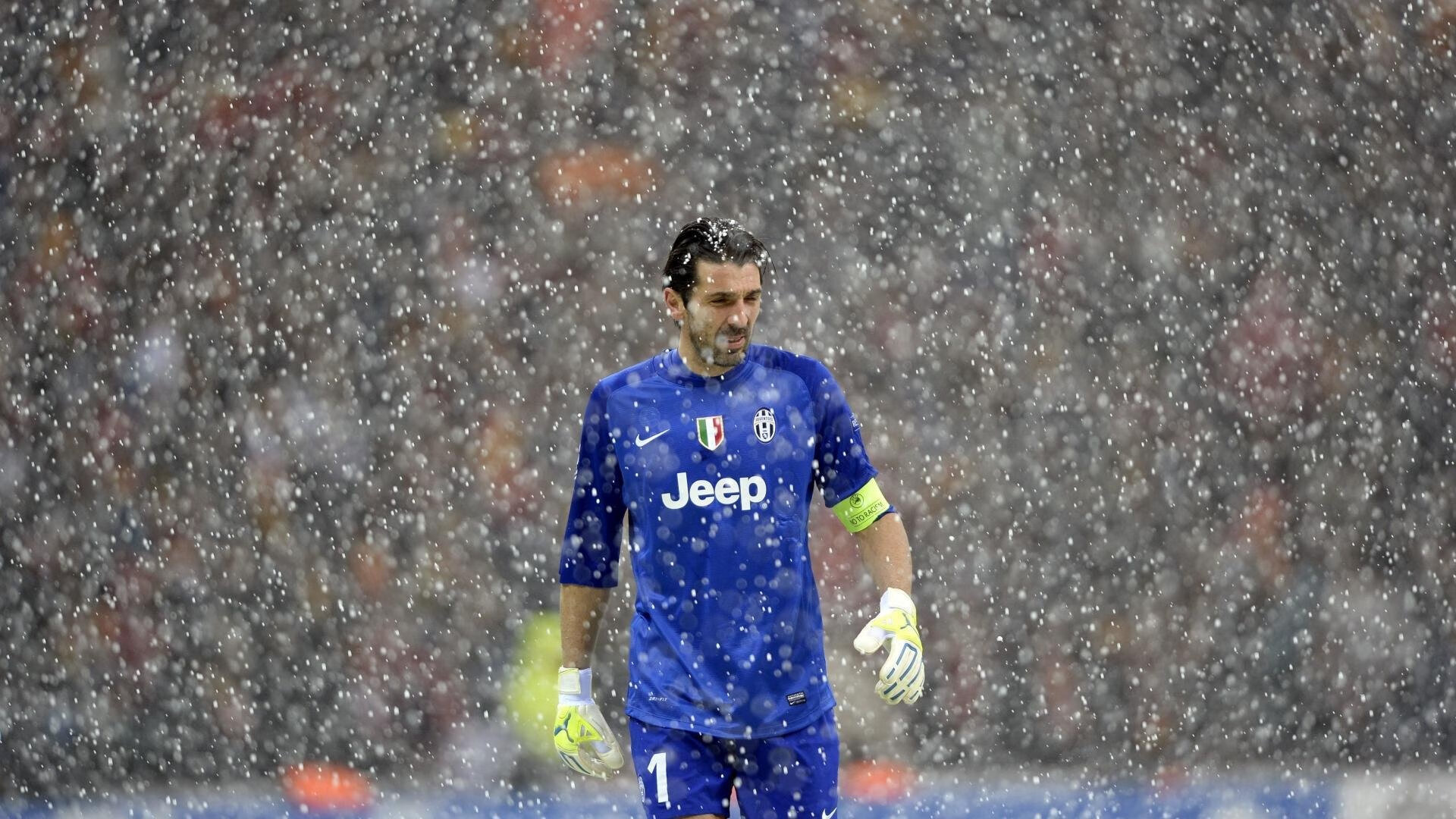 里昂中前场默契配合提升攻防转换速度，里昂中锋